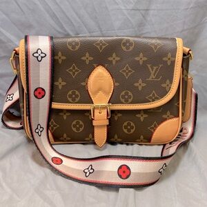 Cute Blown/Tan Monogram Shoulder Bag Purse Magnetic Flap Closure NWOT